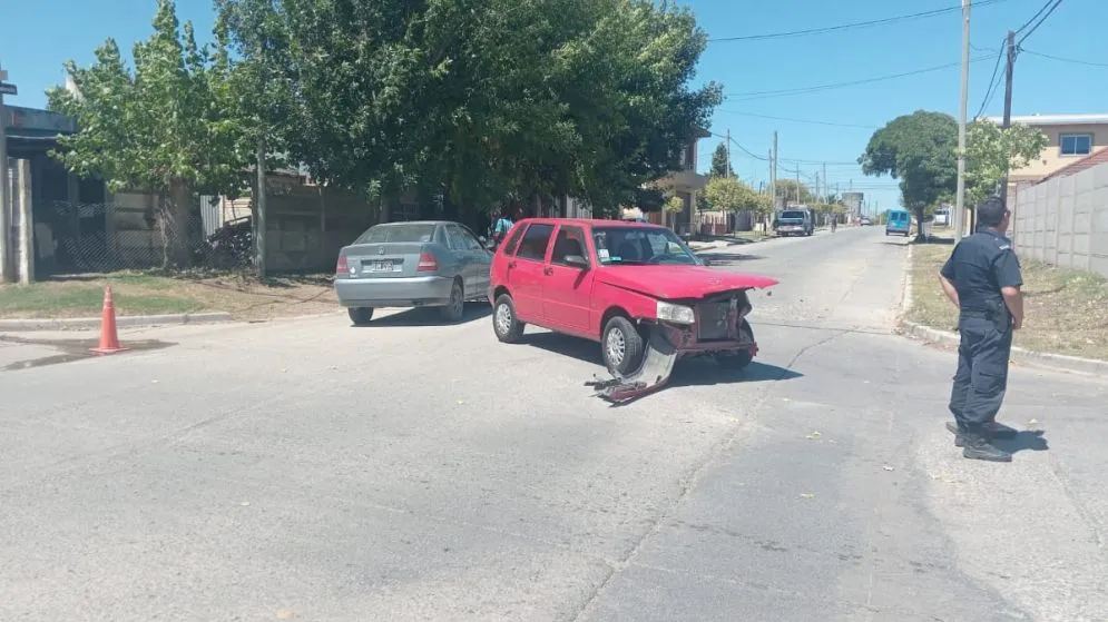 Choque entre dos autos dejó una mujer hospitalizada