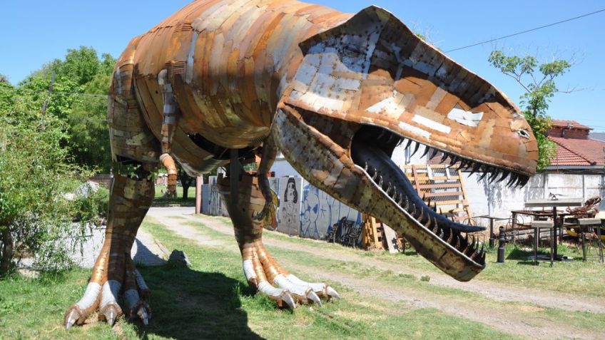 Un dinosaurio metálico, gigante y tandilense