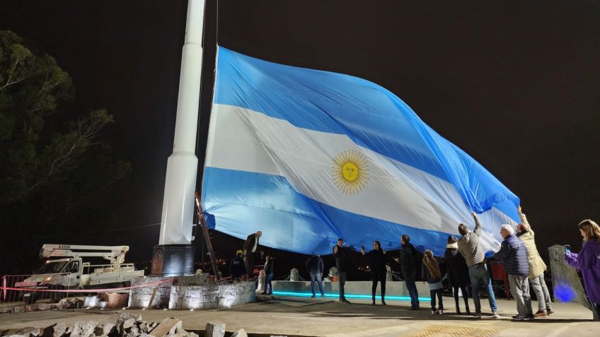 Se realizó una prueba del izado de la bandera e iluminación del Mástil del Bicentenario