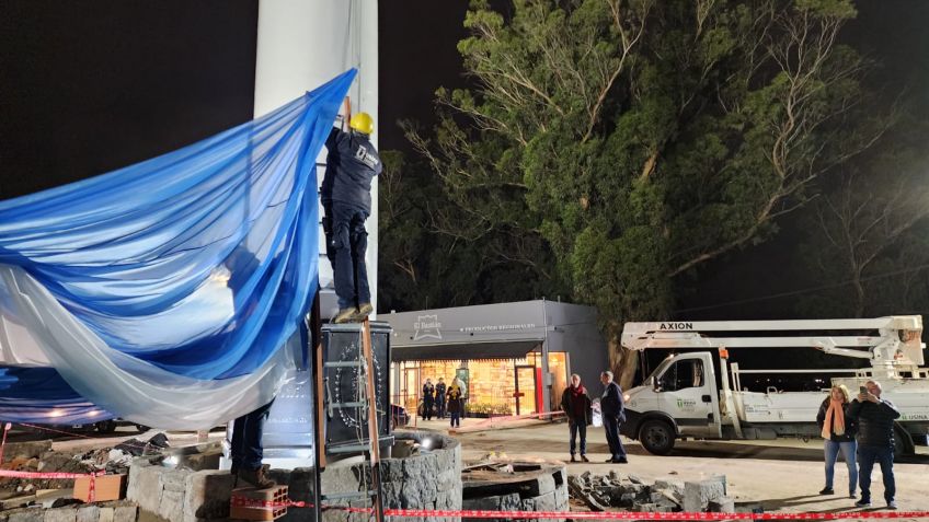 Se realizó una prueba del izado de la bandera e iluminación del Mástil del Bicentenario