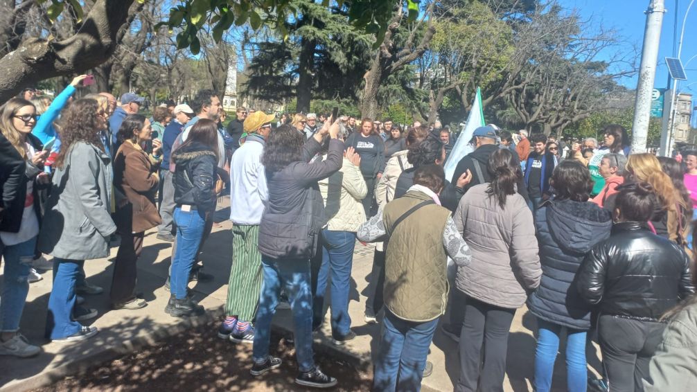 Al grito de "Milei vos sos la dictadura", tandilenses marcharon por el centro