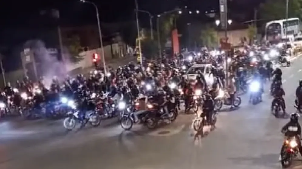 Cientos de motos alteraron la madrugada de los vecinos