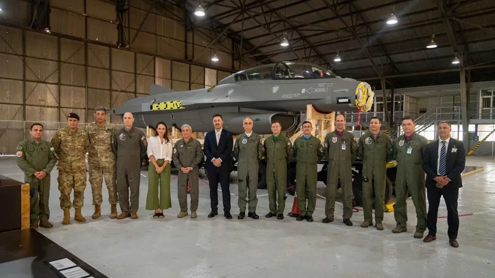 Luis Petri presentó en la VI Brigada Área de Tandil el primer F-16