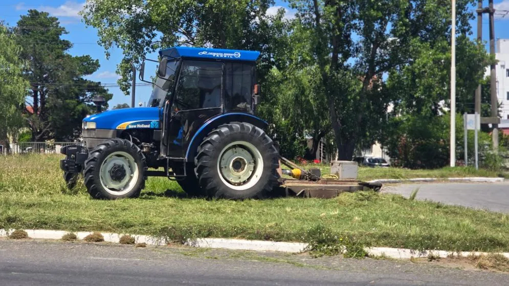 El Municipio cortó el césped de la Ruta 226 ante la falta de respuesta de la empresa concesionaria.