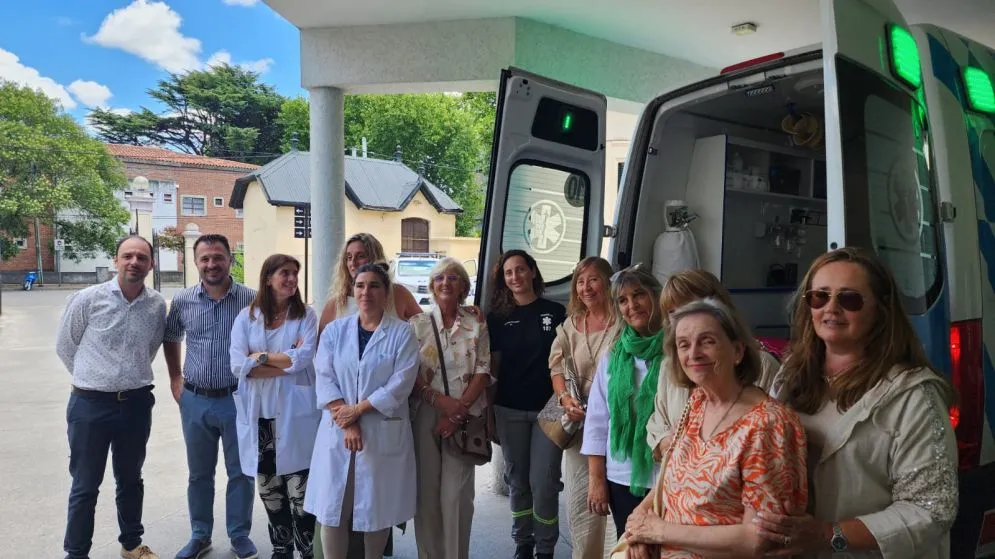 Las Damas del Hospital donaron equipamiento de alta complejidad para una ambulancia