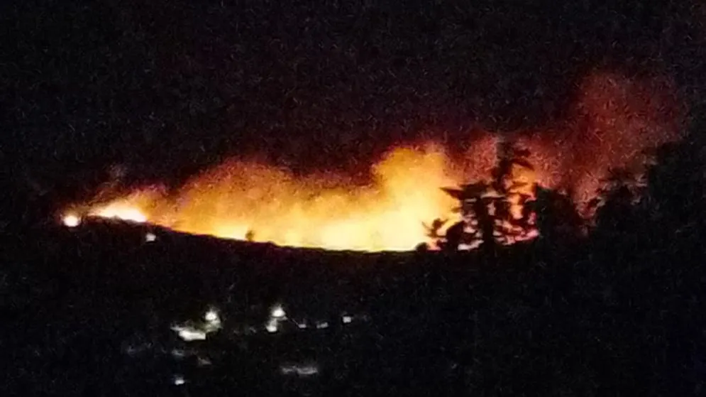 Importante incendio en el Cerro de la Cruz