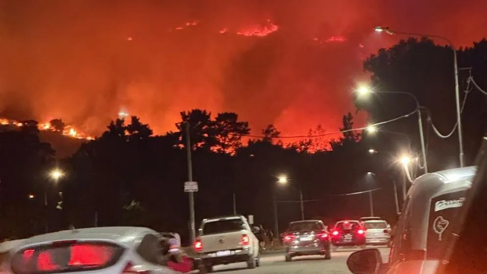 Importante incendio en el Cerro de la Cruz