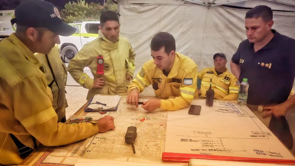 Tras una ardua lucha, bomberos logro sofocar el incendio en el Cerro de la Cruz.