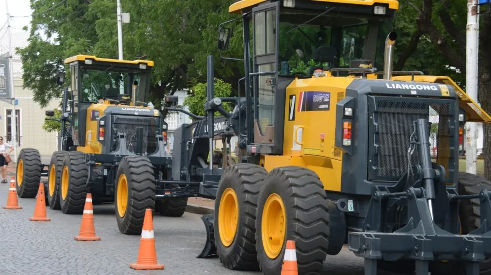 El Municipio presentó dos motoniveladoras que adquirió para reforzar el trabajo de mantenimiento de la infraestructura vial