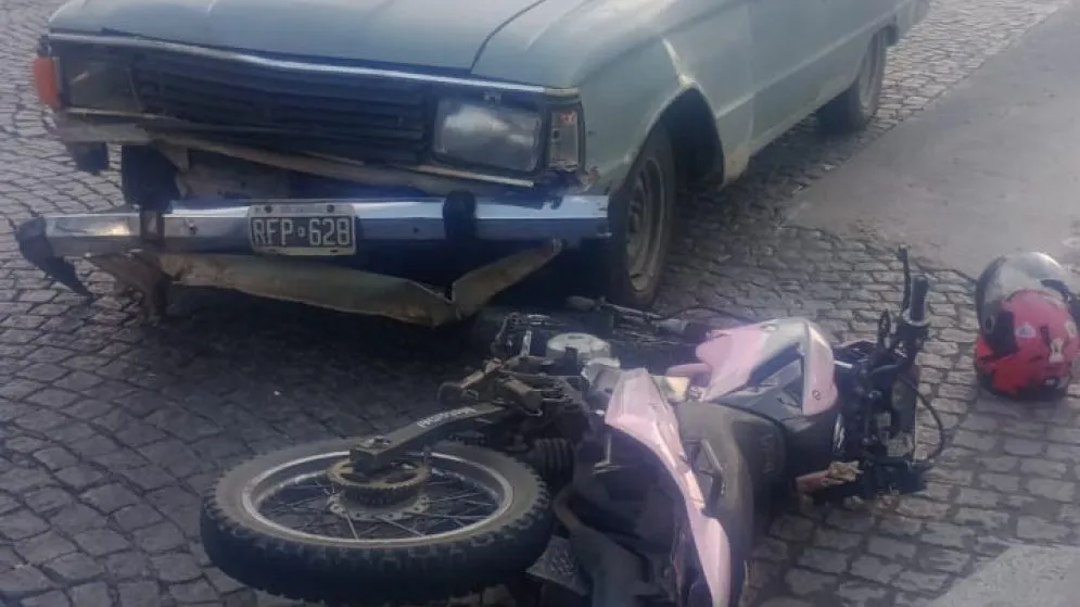 Moto y camioneta chocaron en pleno centro