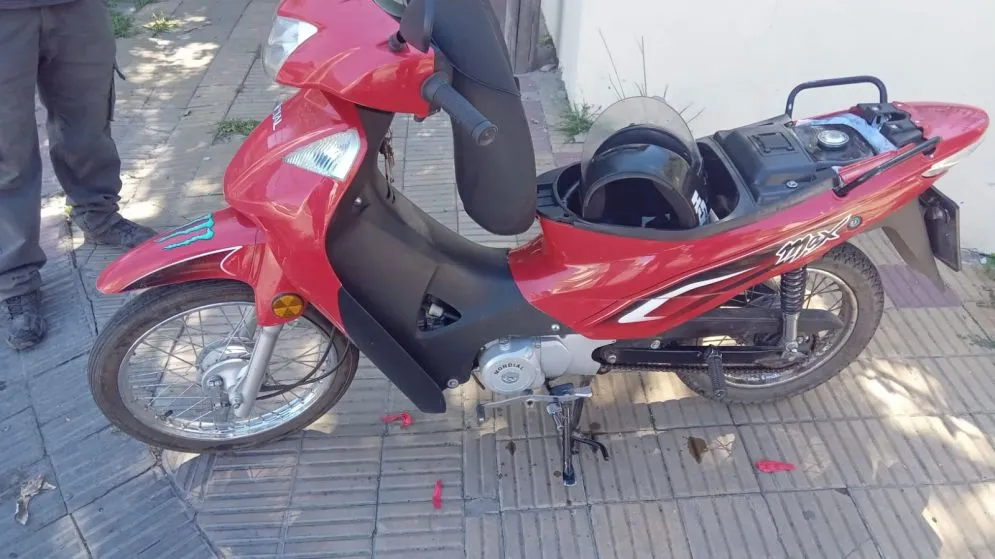 Mujer con golpes tras colisionar su moto con una camioneta