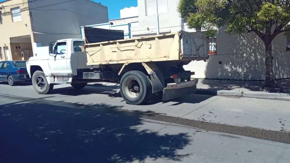 Mujer con golpes tras colisionar su moto con una camioneta