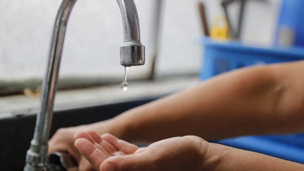 Corte del servicio de agua en un sector de La Movediza por rotura en un caño de la red