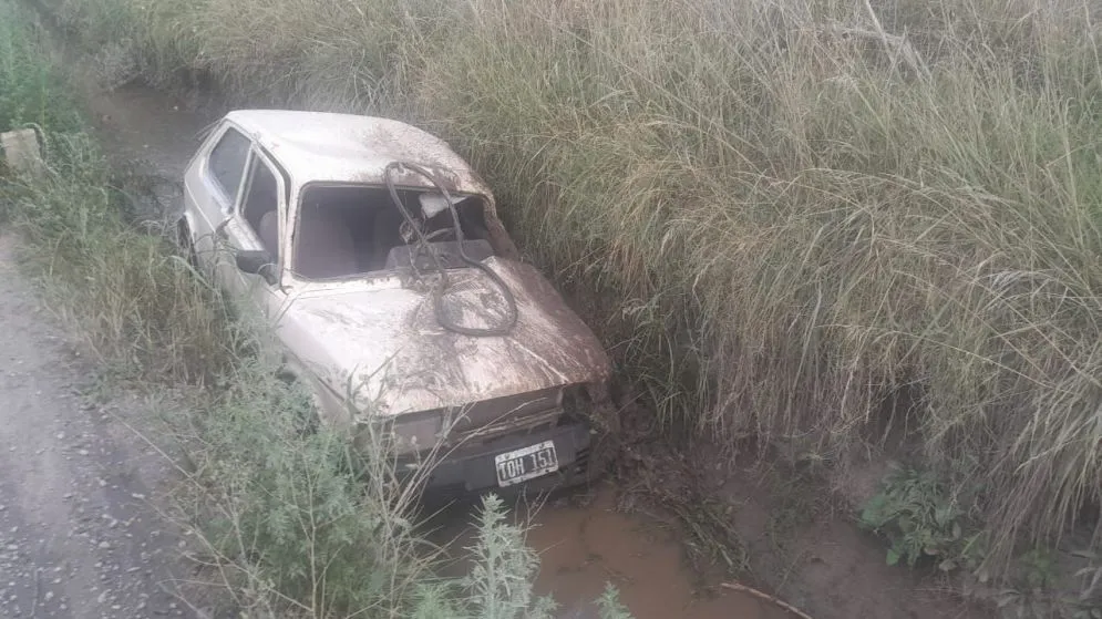 Un automovilista perdió el control y cayó en una zanja