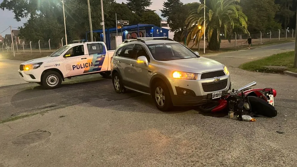 Choque en Lobería y Richieri: un motociclista fue trasladado al Hospital