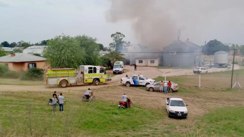 Incendio en planta de silos sobre Ruta 226