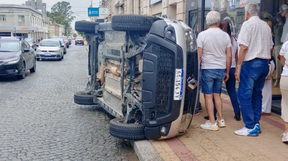 Un vehículo perdió en control y volcó en pleno centro