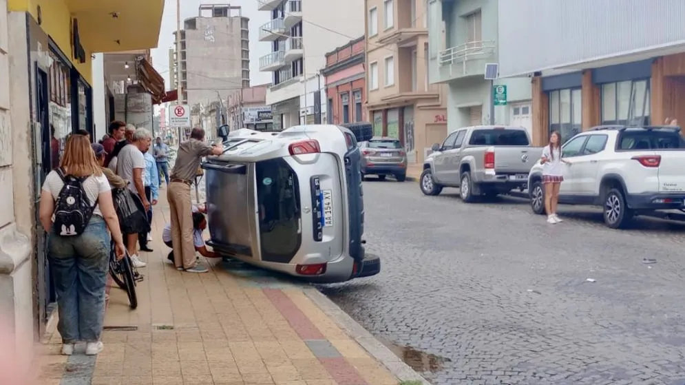 Un vehículo perdió en control y volcó en pleno centro