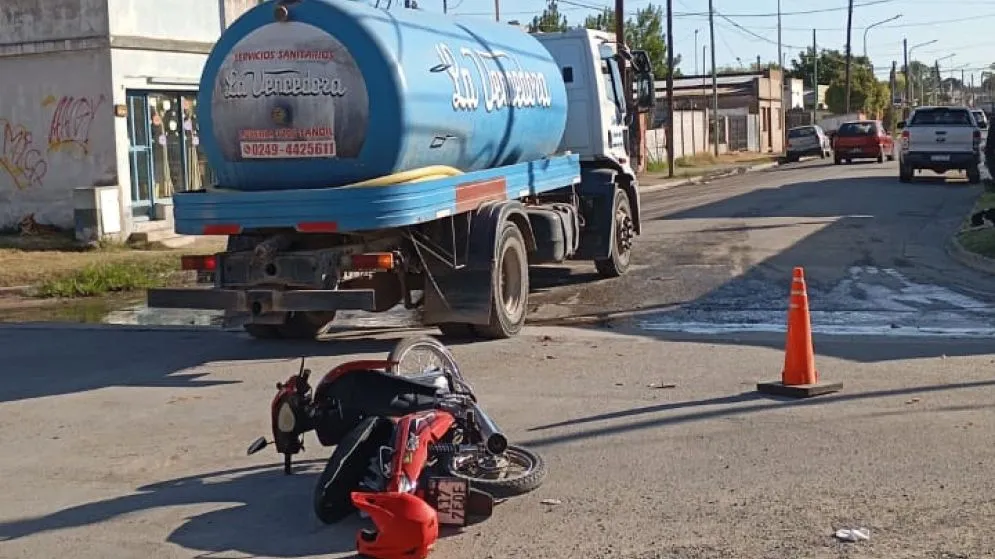 Chocaron un camión y una motocicleta en Aeronáutica Argentina e Independencia