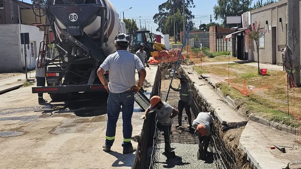 Avanza la obra del desagüe pluvial en la calle Azucena