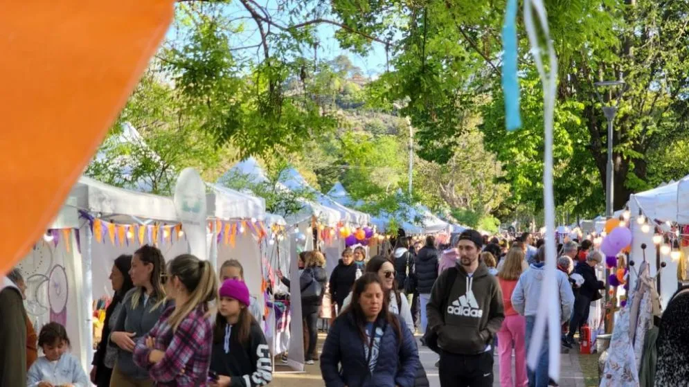 Este fin de semana se realizará la Feria de Carnaval en la Plaza Moreno con más de cien emprendedores locales