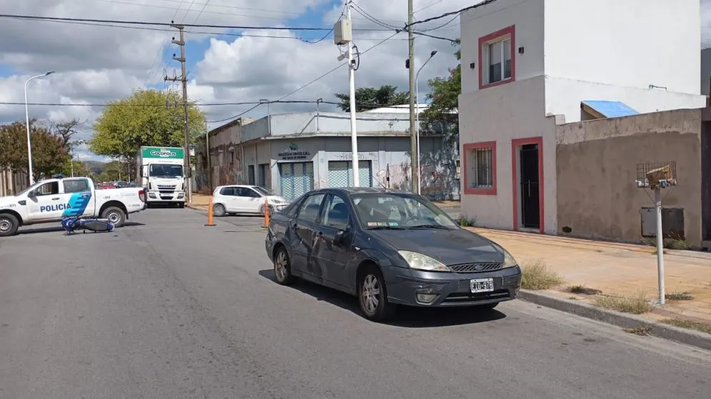 Un motociclista fue trasladado al hospital tras chocar con un automóvil