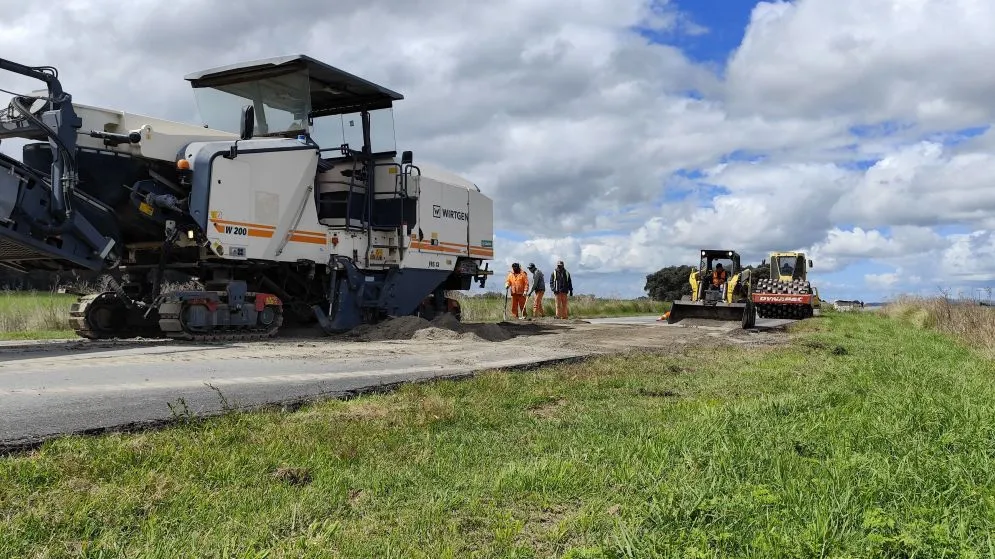 Vialidad Provincial comenzó las obras de bacheo en el acceso a Vela