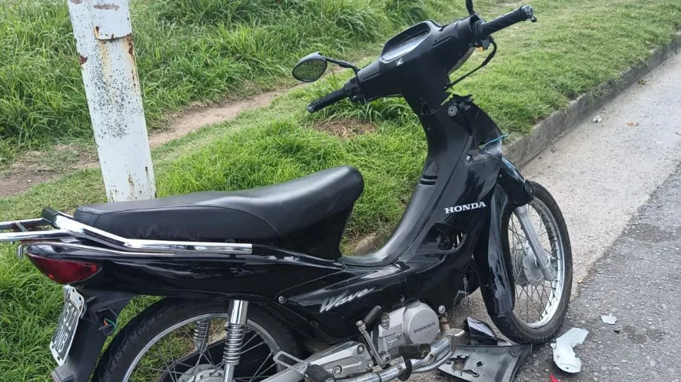 Choque en Falucho y Venezuela: un motociclista fue trasladado al hospital