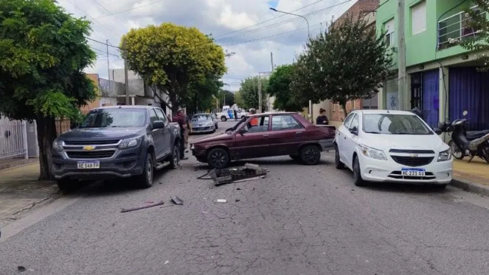 Chocó dos autos estacionados: no tenía documentación