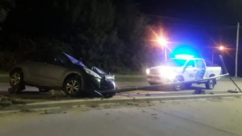 Colisionó contra un poste de luz en Avenida Fleming