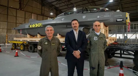 Luis Petri presentó en la VI Brigada Área de Tandil el primer F-16