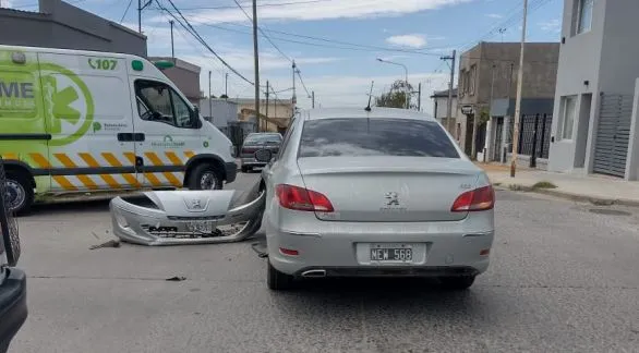 Choque en Ezeiza y Arenales: una mujer y un menor fueron trasladados al Hospital