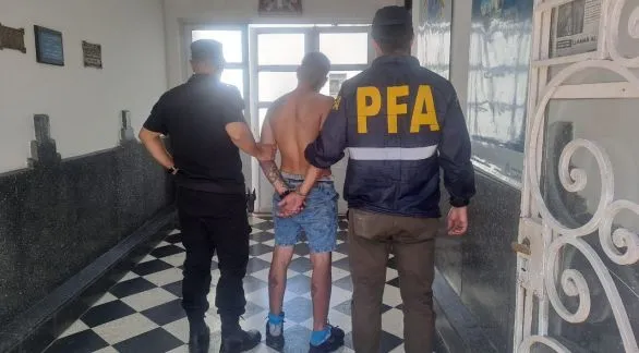 Tenía arresto domiciliario y se dedicaba a vender drogas