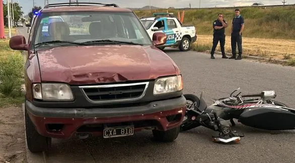 Choque en Colectora Macaya: un motociclista fue trasladado al hospital