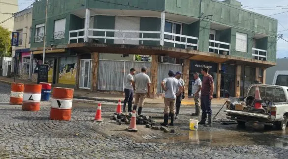 Obras Sanitarias culminó los trabajos en una cañería de agua en calle Constitución 