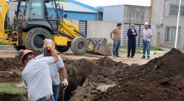 Lunghi supervisó los avances de las obras de construcción del desagüe pluvial en la calle Azucena