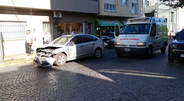 Una mujer hospitalizada tras choque en Belgrano y Chacabuco