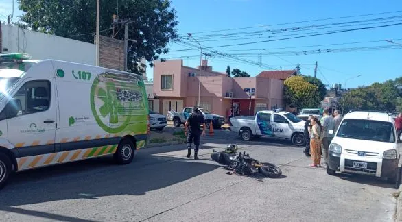 Una mujer resultó con distintos golpes tras chocar con su moto a un utilitario 