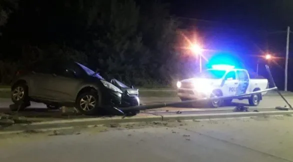 Colisionó contra un poste de luz en Avenida Fleming