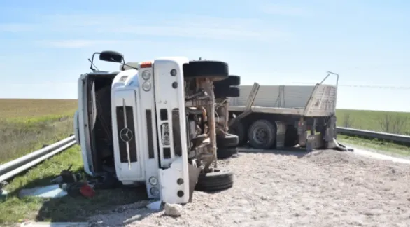 Camionero tandilense herido tras vuelco en Olavarría