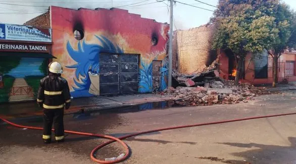 Gran incendio en el galpón de una papelera