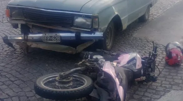 Moto y camioneta chocaron en pleno centro