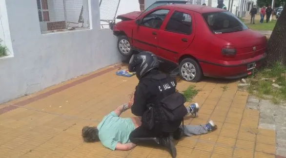 Evadió un control, atropelló a dos personas y chocó contra un Jardín de Infantes