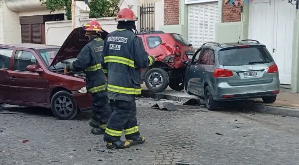 Choque múltiple en pleno centro: un conductor se descompensó y provocó graves daños materiales