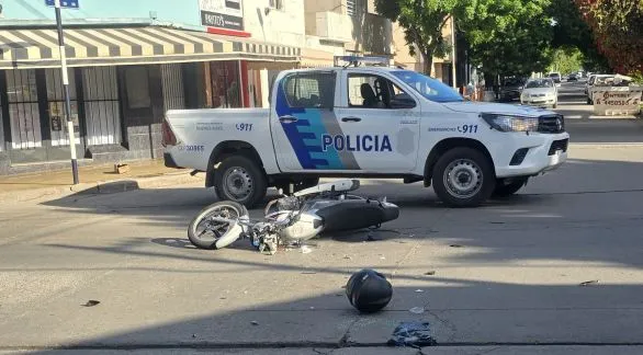 Un motociclista fue hospitalizado tras un choque en 14 de Julio y Arana